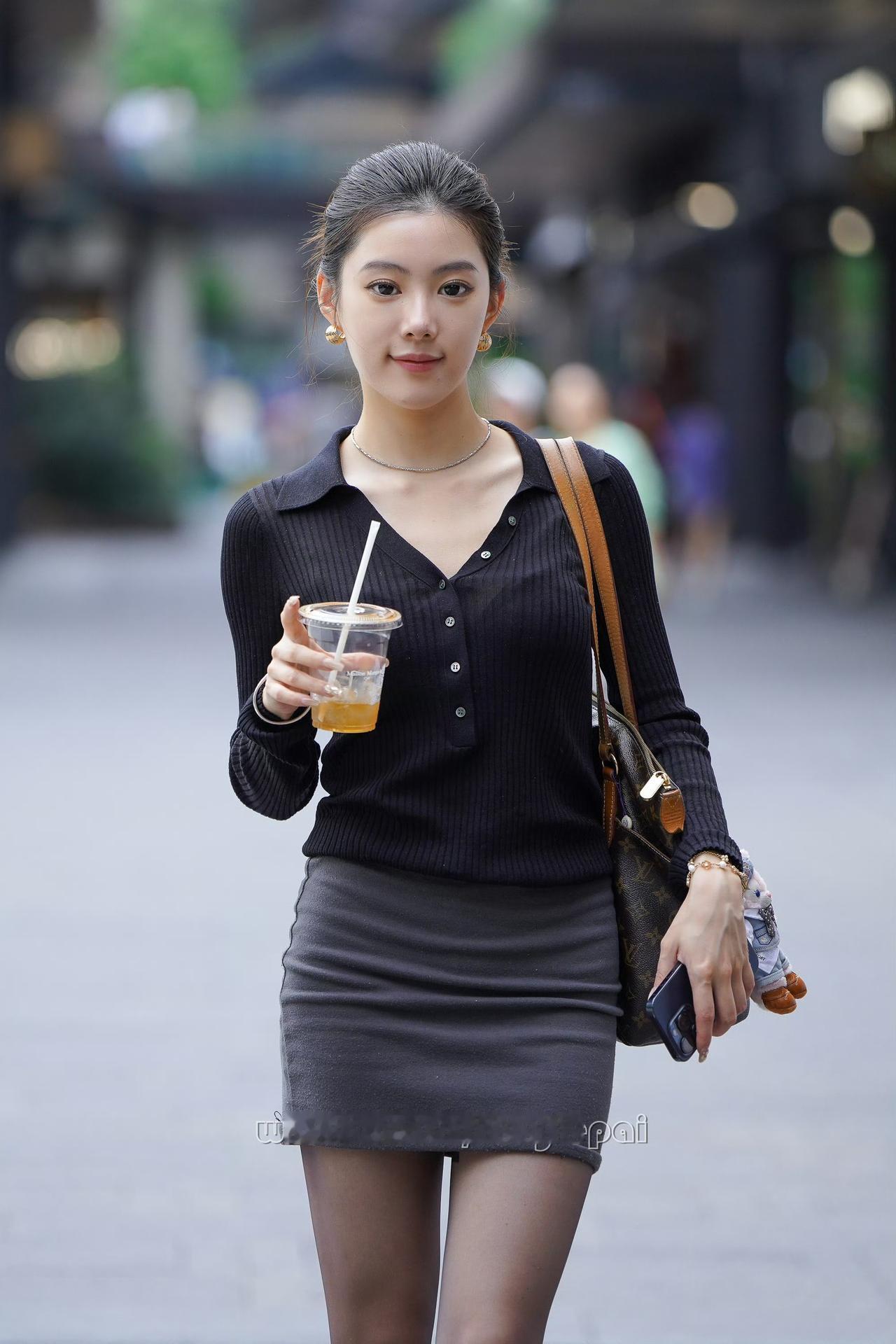 街拍美女什么样的穿搭可以成为气质女神?