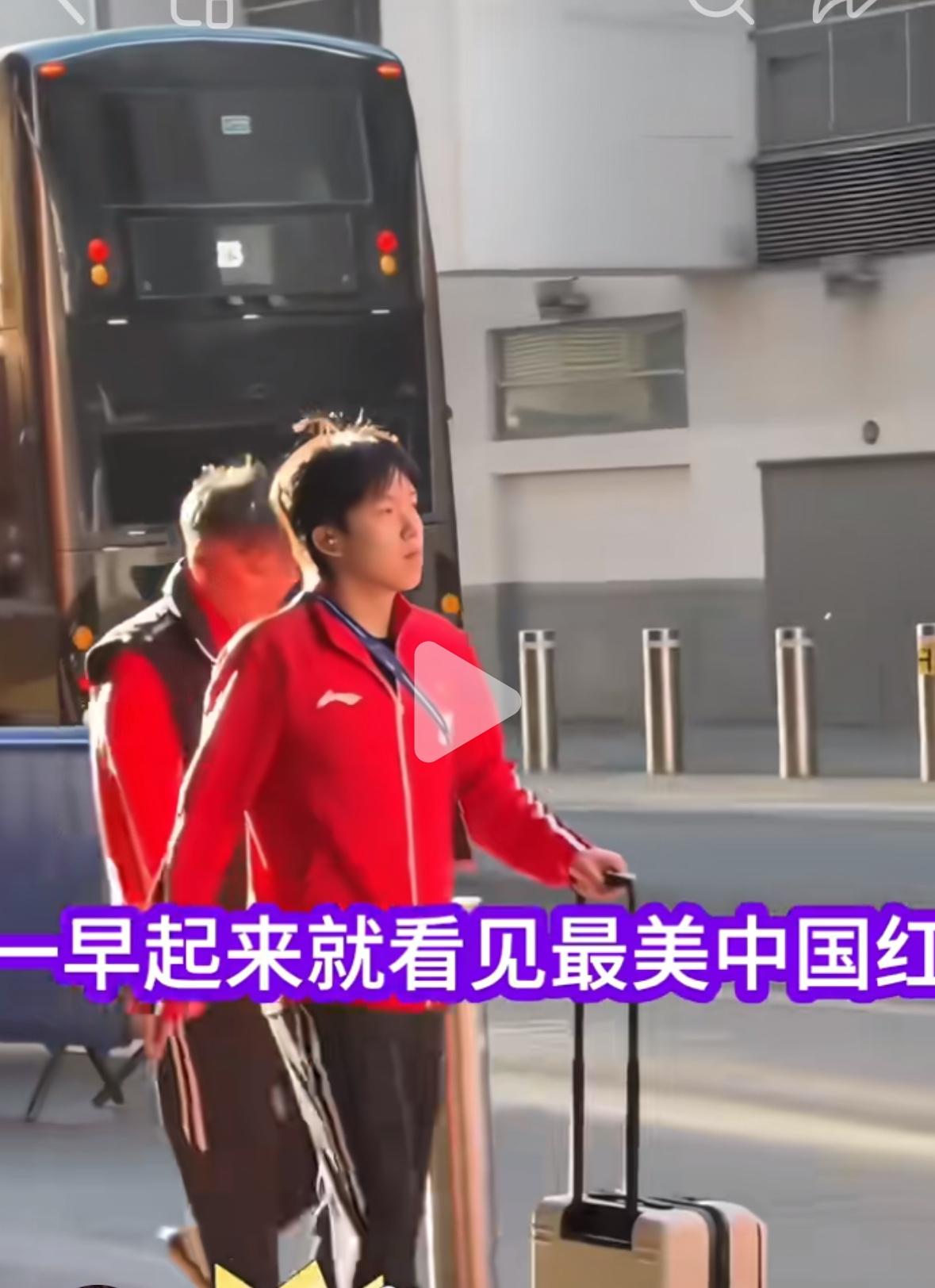 一大早醒来，国乒在伦敦刚下训，林诗栋手里拿的是什么，松岛辉空的表情有些嘚瑟啊！