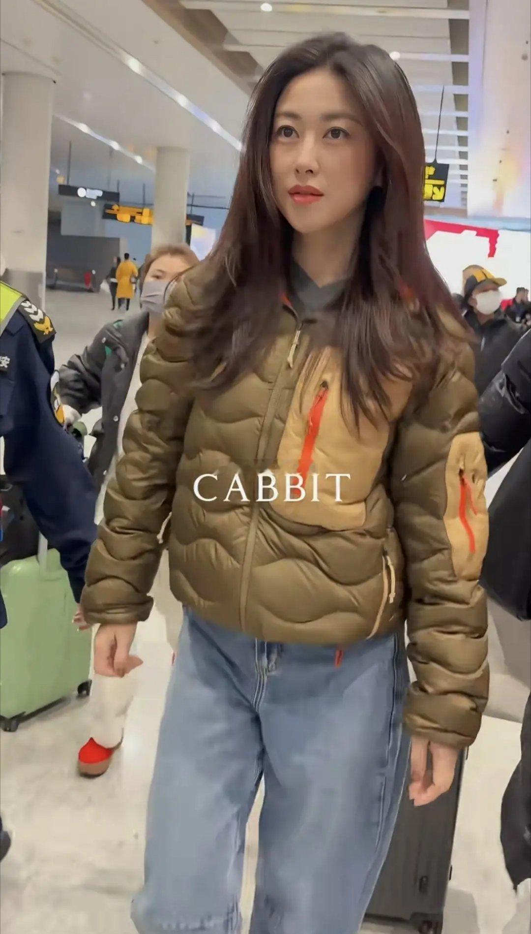 朱珠机场被偶遇，吐司羽绒服配牛仔裤，简约穿搭难掩好气质，果然人美穿什么都好看，亮