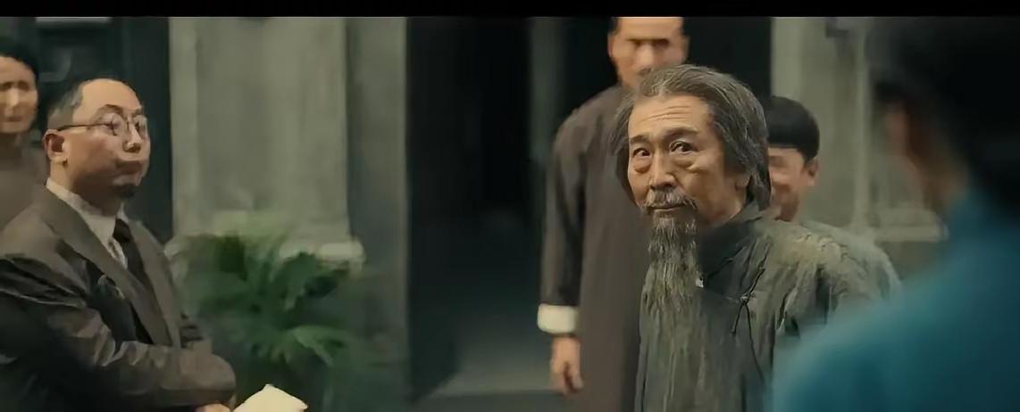 追剧巜八千里路云和月》张汝贤在大牢里宁死不屈，可为什么鬼子来抢占他房子时，他