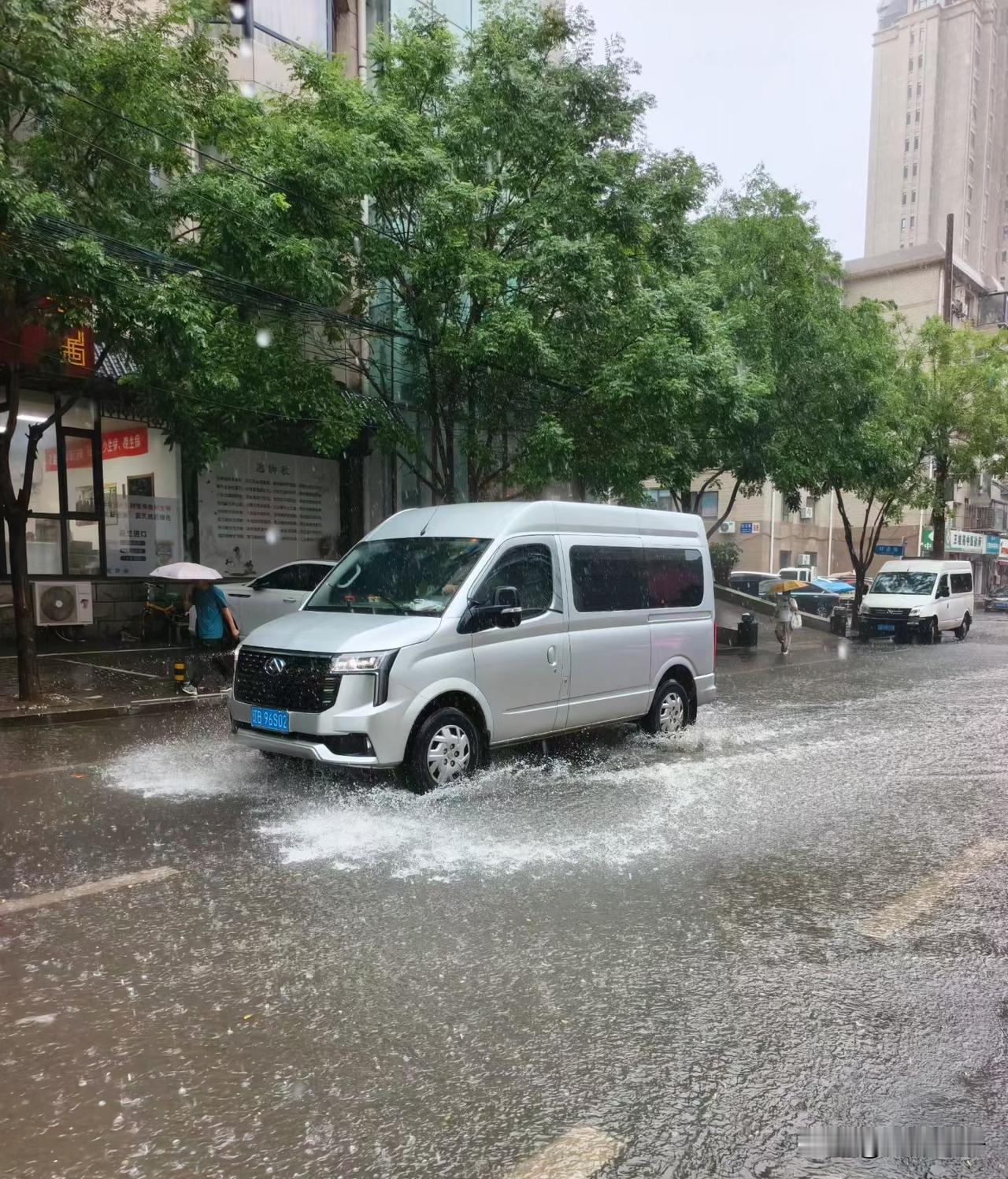 注意，风雨交加的天气来了！受台风残涡+冷空气影响，大连将出现中到大雨，局地暴