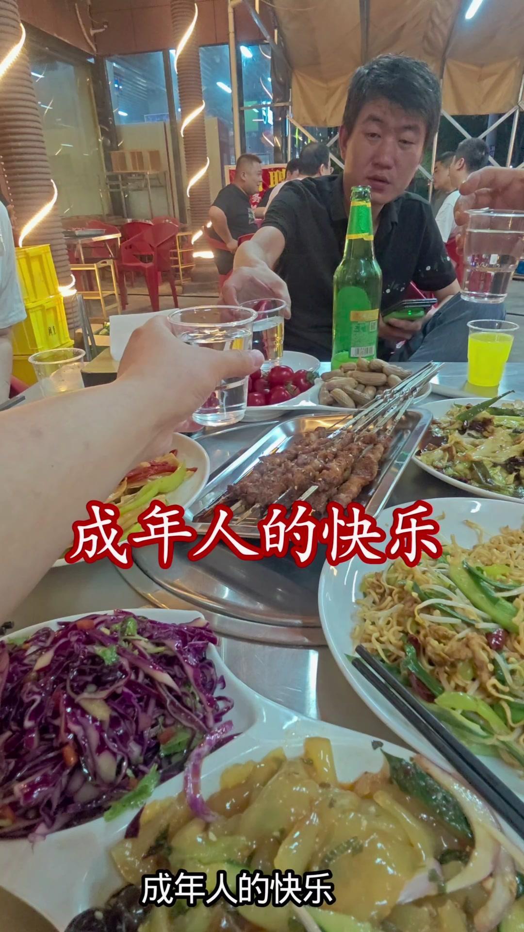 下班和老友约饭，小雨天里撸串喝酒，再去KTV摇拳皇97找回忆，这才是成年人该有的