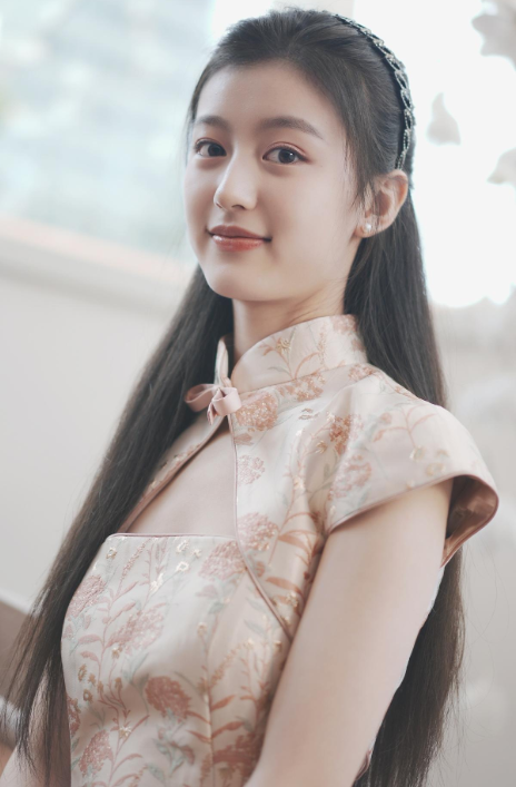 <em>裴佳欣</em>被誉为“养成系小美人”她的成长历程就像一部温馨的成长日记，让粉丝们见证了