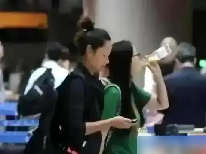 你敢信？54岁瞿颖彻底放飞！在清迈跟继女打网球输了就做饭，出门连门都不锁！2