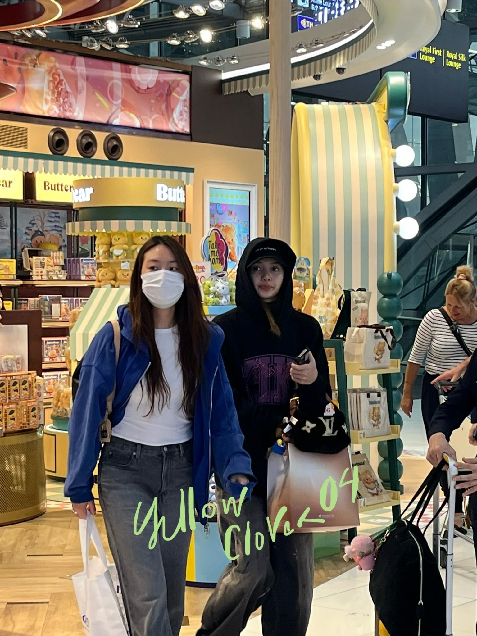 lisa🔥lisa亚女一❤️博主去年偶遇Lisa的一张照片【真是大眼萌妹