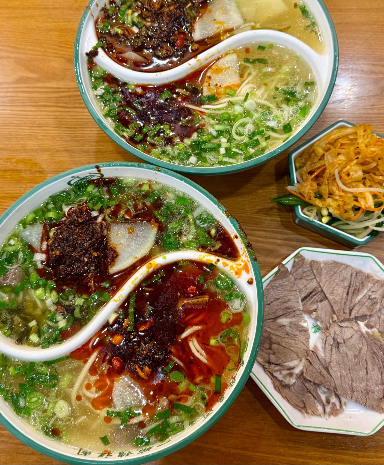 鸳鸯牛肉面？这什么反人类创新？！先给大家解释一下，什么叫做鸳鸯牛肉面？这是