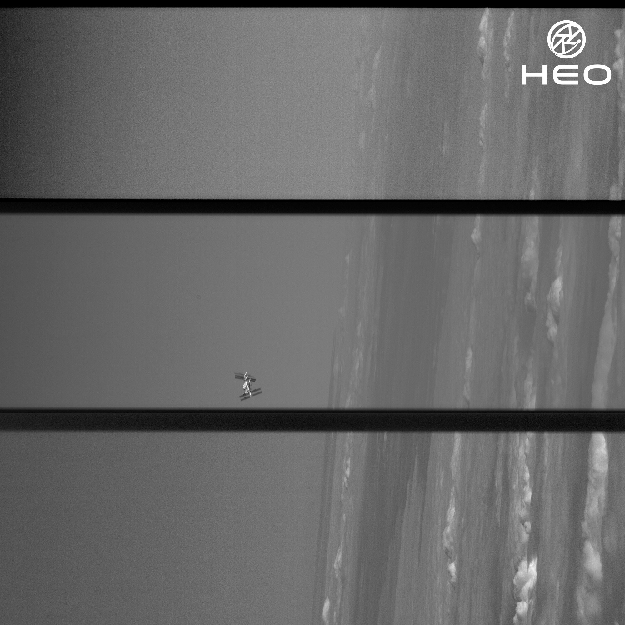 太空里的另一颗人造卫星，拍到了国际空间站出现在地平线上空的场景。换一个视角，果然