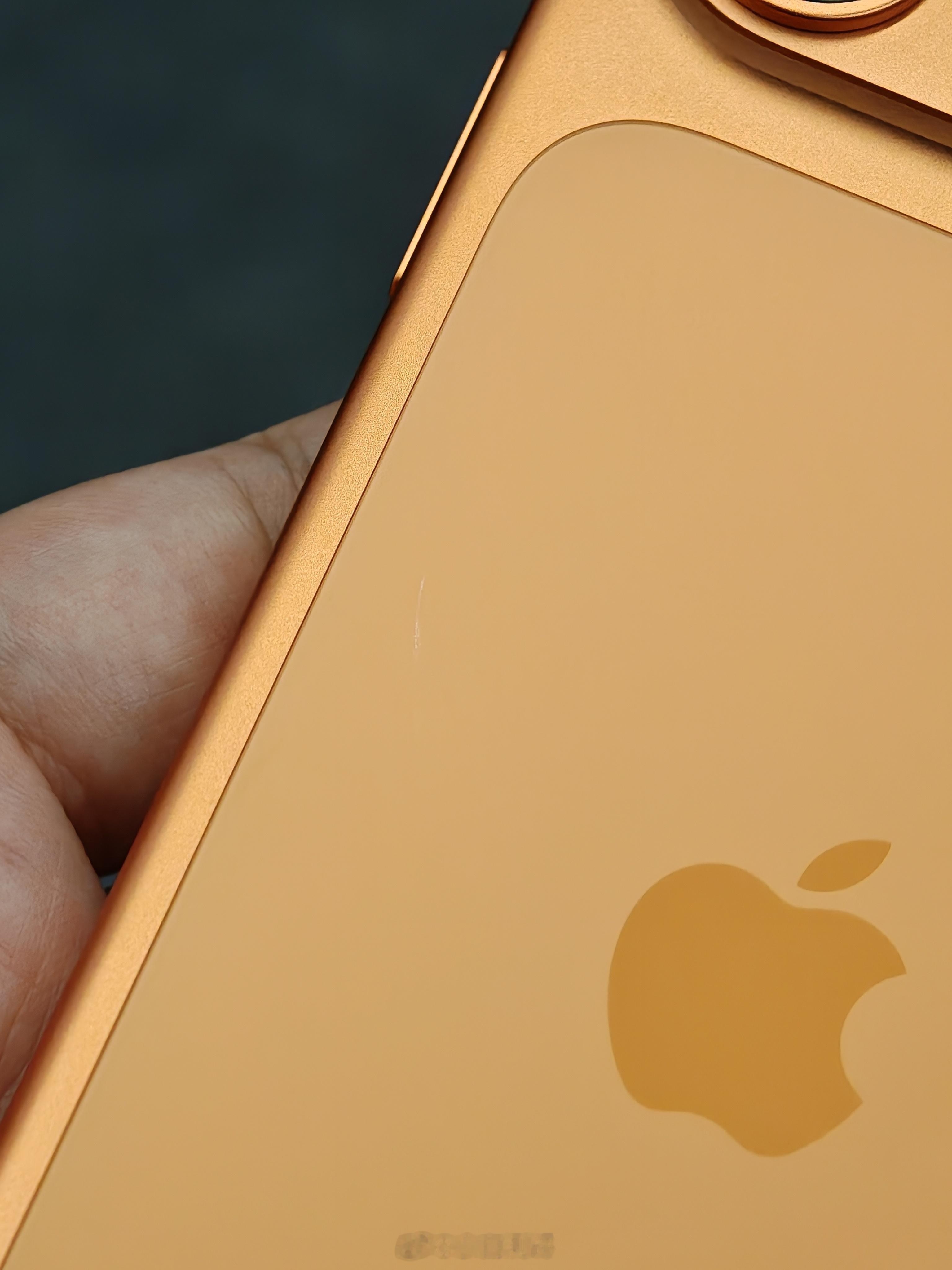 我们小伙伴的iPhone17Pro贴MagSafe支架用了一下，结果弄了道划
