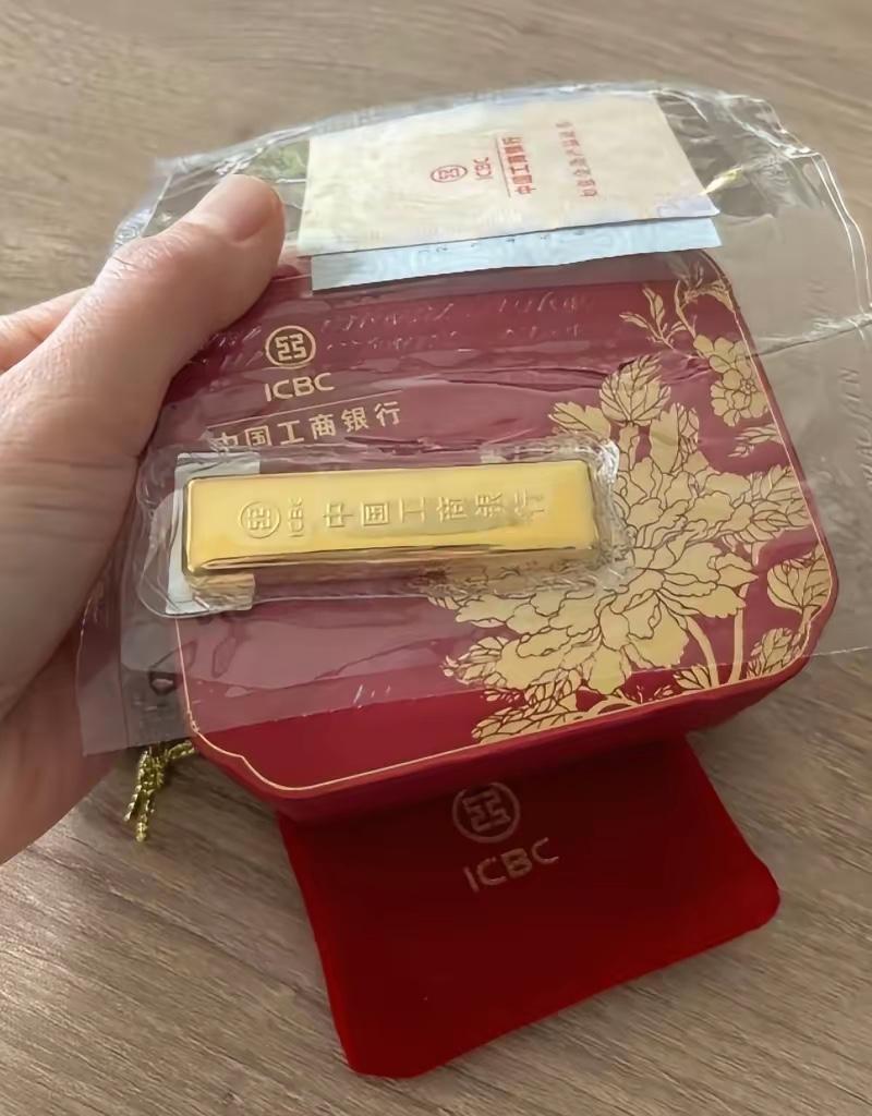 大量持有黄金的人，估计现在已经彻底坐不住了，7月24日，金价已经从885一克跌到