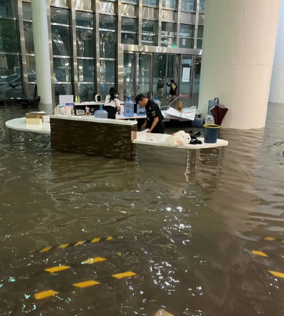 佛山前台小姐姐真的要哭了！佛山暴雨把写字楼变成“水上乐园”，前台、保安泡在