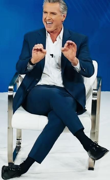 加州州长纽森这坐姿挺特别啊！坐着能做出这样的高难度动作，也不简单啊！这样的坐