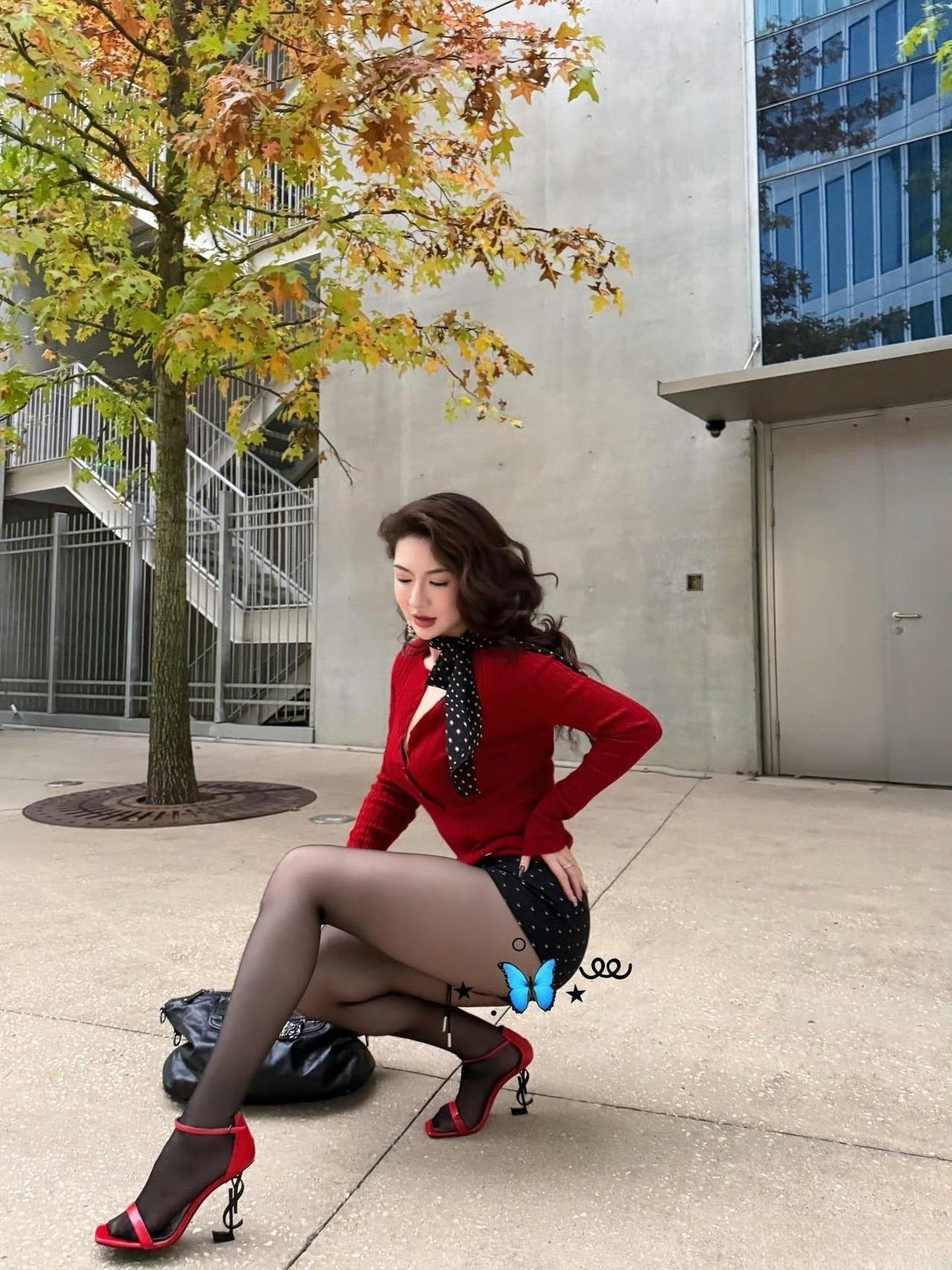 这套是复古红黑风，核心是红针织+波点黑短裤的搭配：亮红上衣自带复古明艳感，波点元