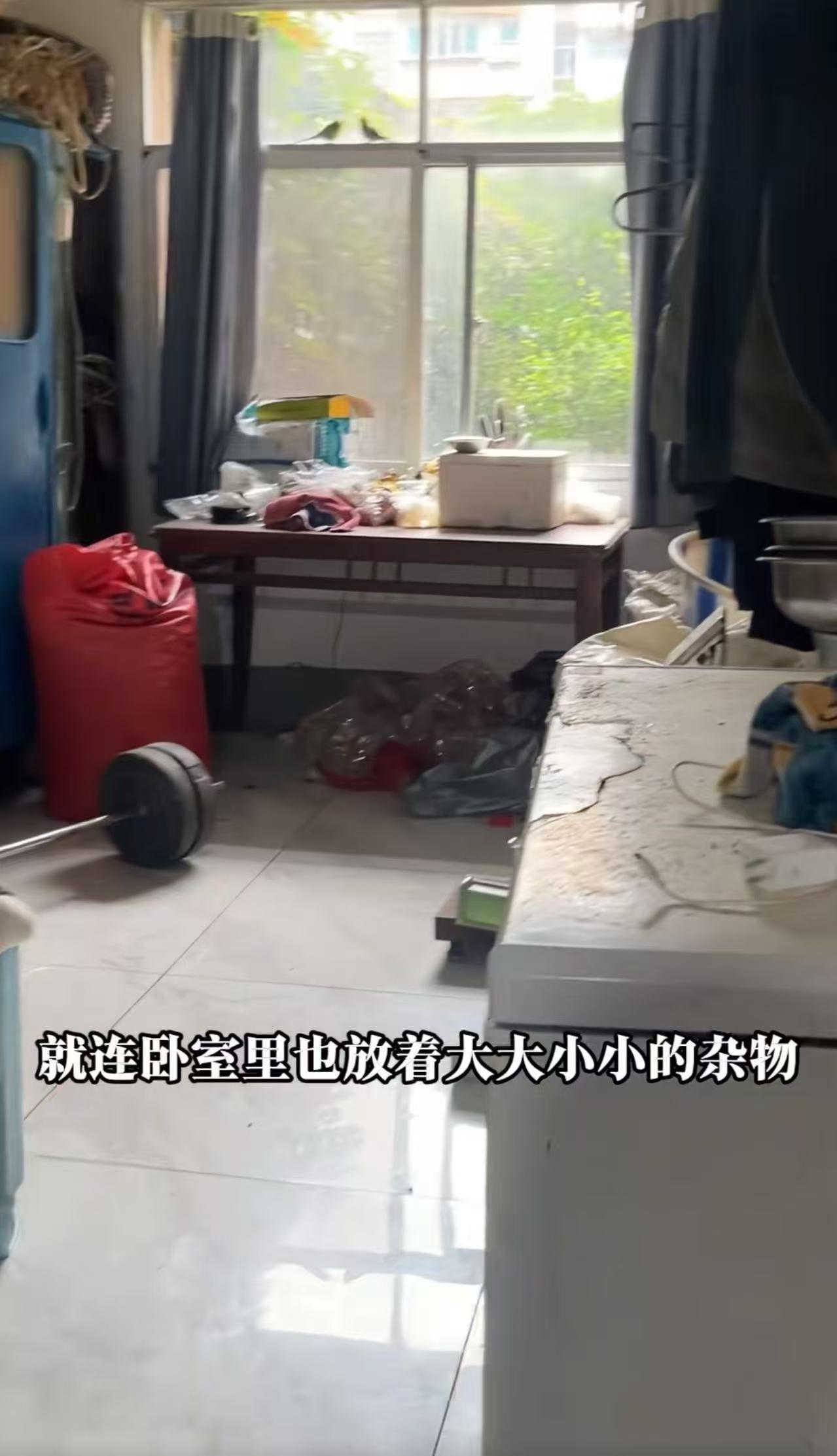 这个烧烤店老板每天能赚上千块，却不拿一分钱回家。妻子受不了，跟他离了婚。父母骂他