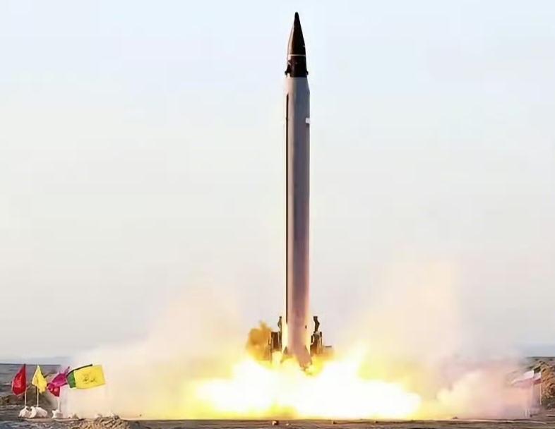 美以惊不惊喜、意不意外，伊朗发言称自己新一代导弹系统还没使用。有人猜测这新一