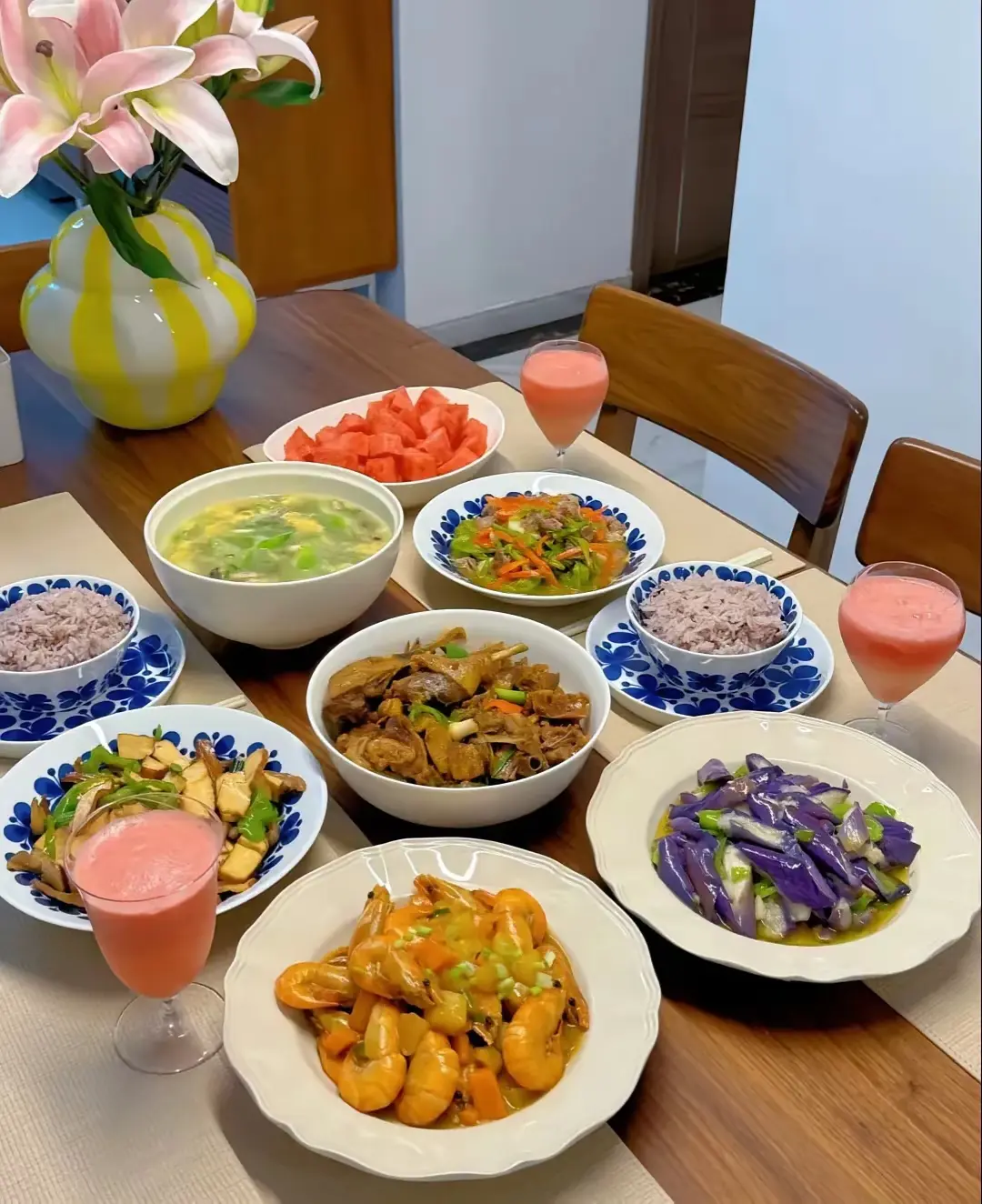 这桌菜看着真让人食指大动！