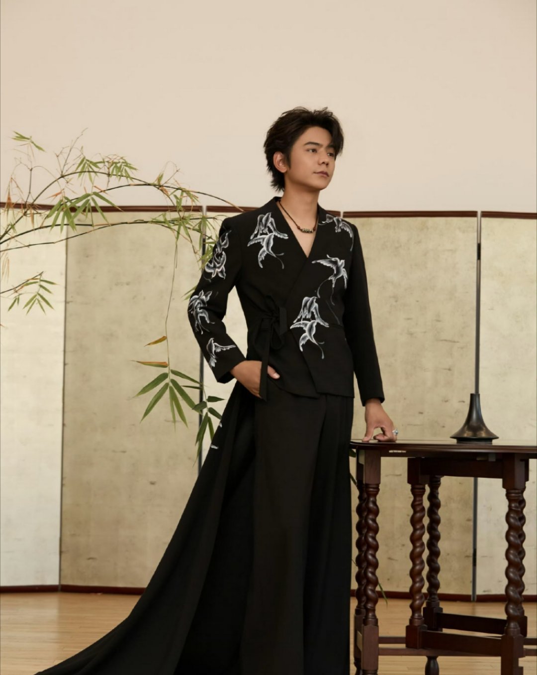 这是魔鬼摄影师吗，怎么把丁真拍得又黑又矮，五五分身材，完全没有马背少年的意气风发