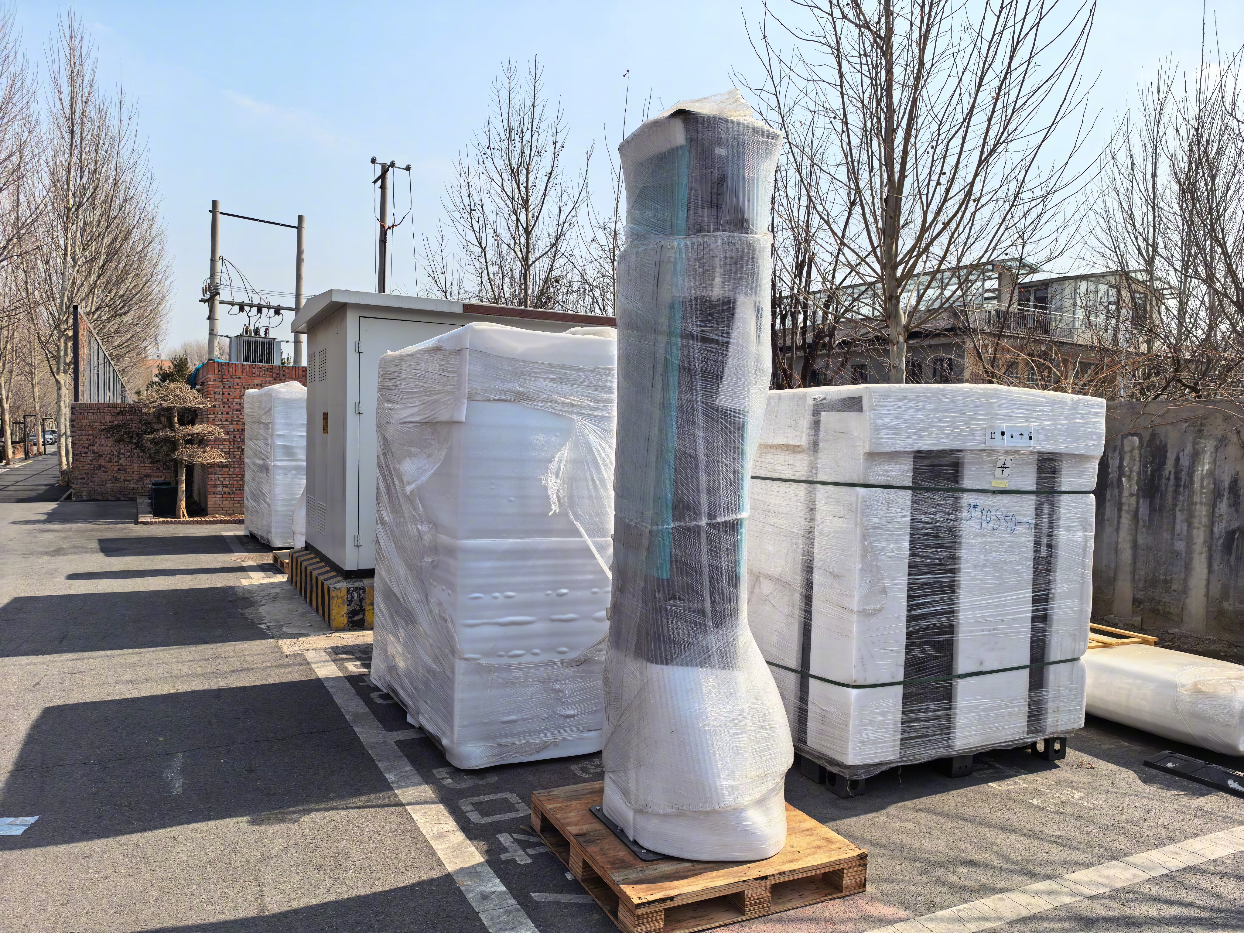 太牛逼了，我公司楼下10米的距离，园区新部署了比亚迪超高功率闪充站，这太方便了！