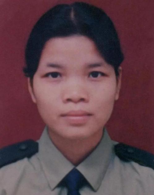 1997年，毒贩赵勇夫妇被抓，22岁的警察严婷，听见关押室里传来动静，她放下手中