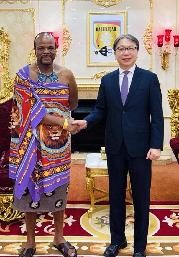 不愧是非洲唯一一个还承认台湾的“独苗”！身上裹着床单，脚上踩着凉拖，一身“王