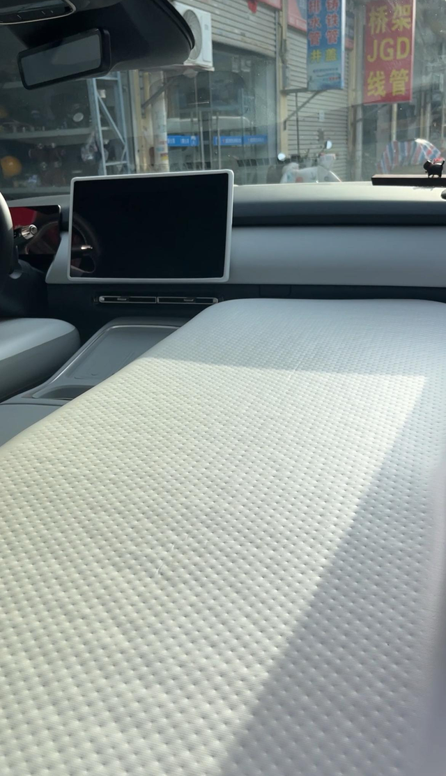 小鹏P7+移动大床分享小鹏P7加前排变成我的移动大床房体验，买小鹏P7+就是看