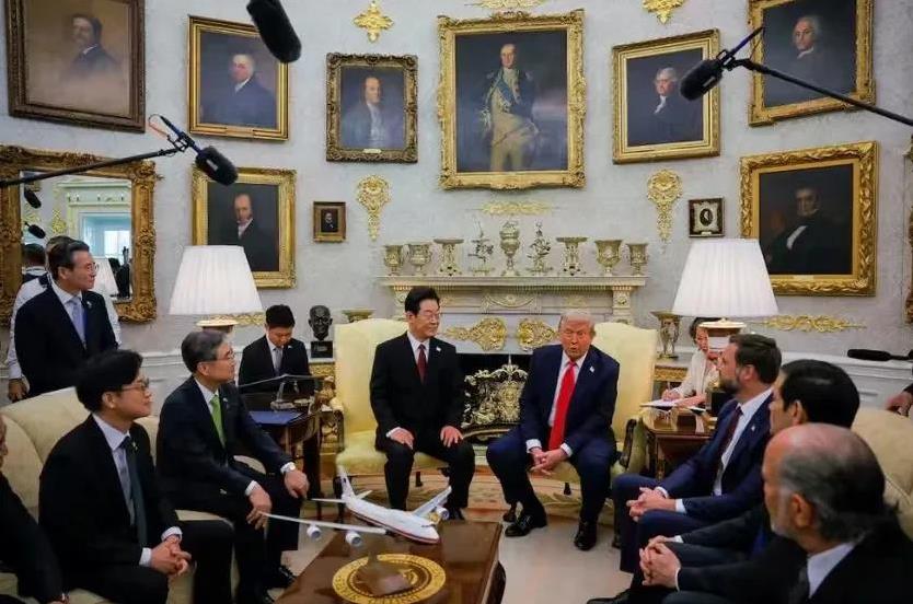李在明终于把自己活成了一个笑话。放弃了中方的邀请，千里迢迢带着礼物去找特朗普拉关