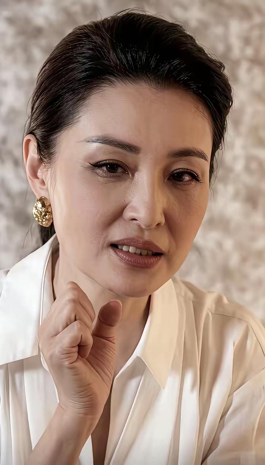 其实央视的顶级美女老了之后，颜值也一般般的，离开美颜跟滤镜，她脸上的法令纹特别深
