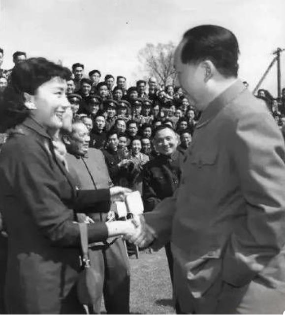 1957年4月14日夏梦获毛主席接见。当时在北京召开中国电影工作者代表大会，毛主