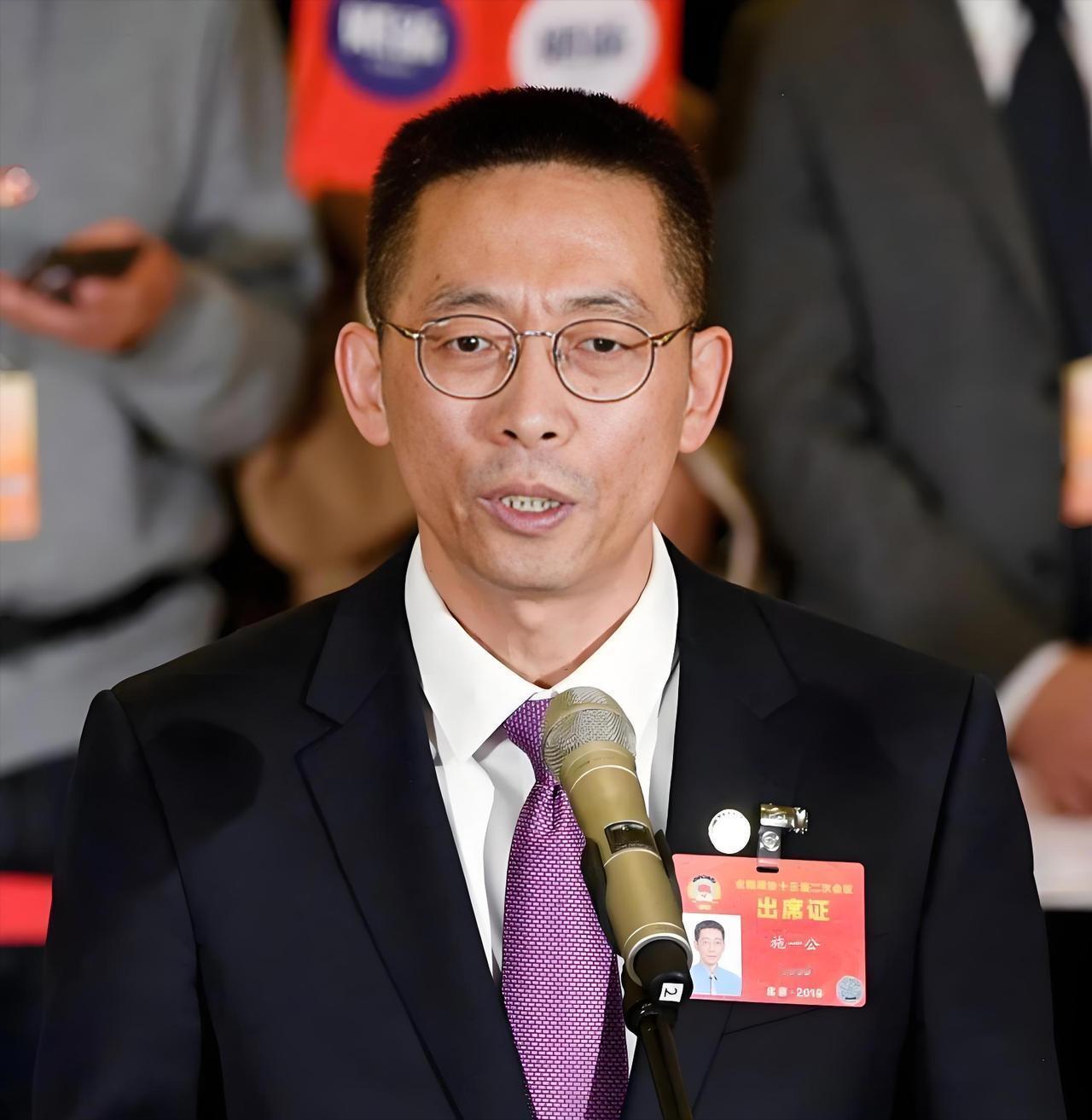 一次国际会议上，一位瑞典教授在谈到中国科技时，露出满脸不屑。时任清华副校长的施一