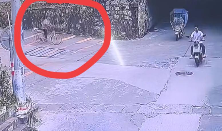 女子骑电瓶车路口被骑自行车老人撞到，反被赔偿1800块，事后还遭到辱骂。女子不堪