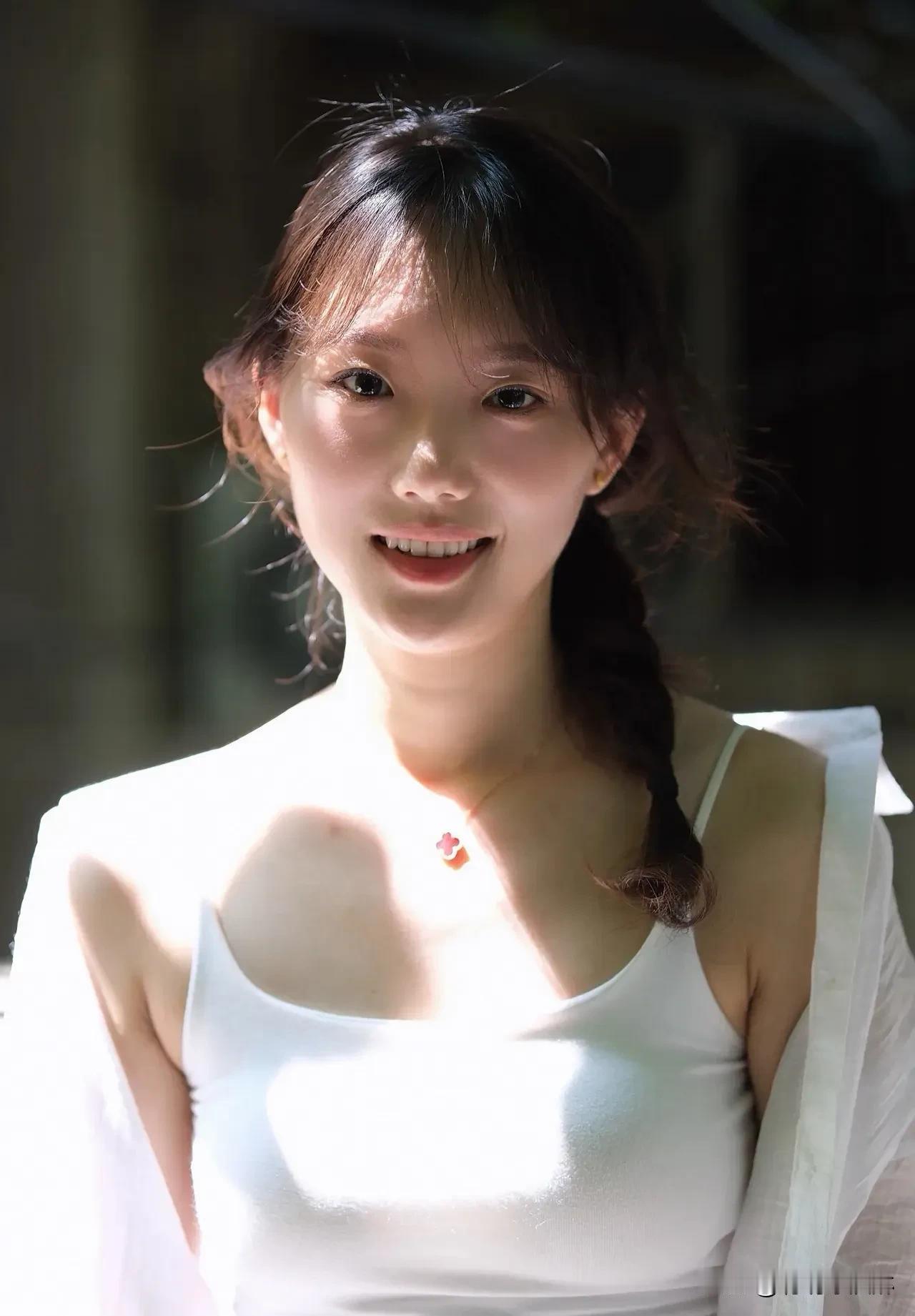 阳光下的清新少女，每一帧都是心动瞬间！自然光晕里，她笑靥如花，自带氧气