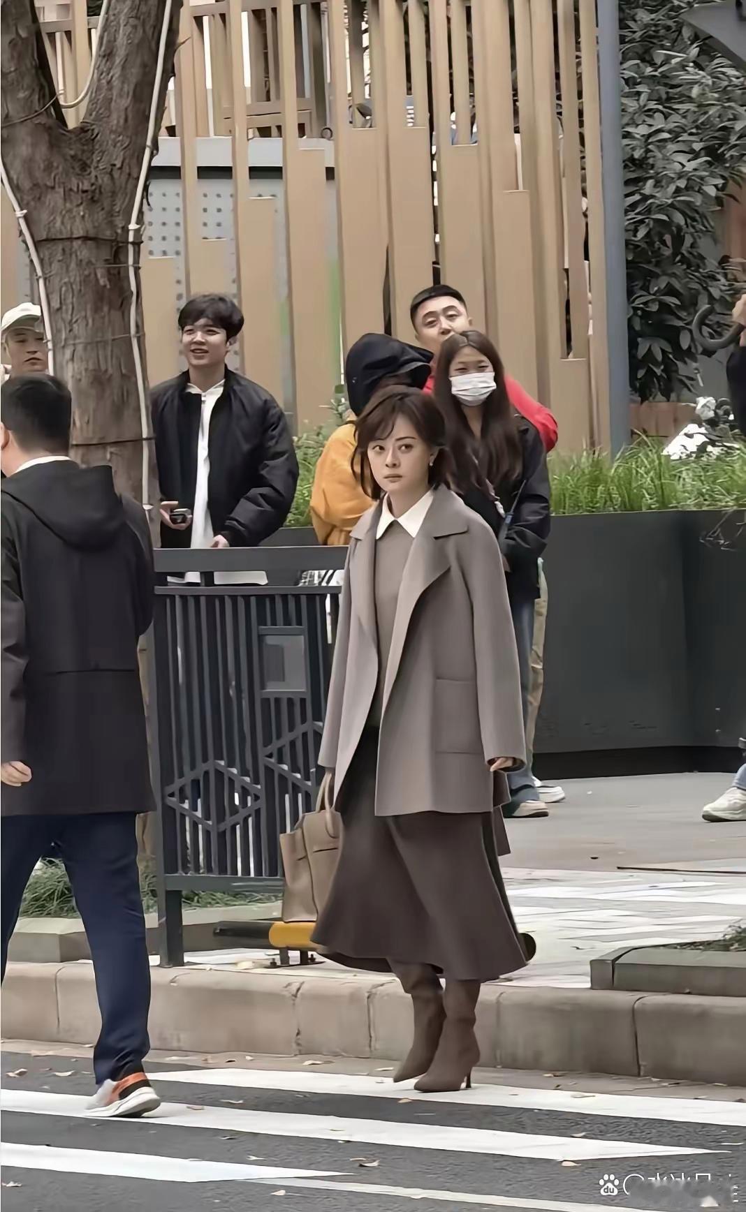 这种穿搭不是超模身材还是避免，连娘娘都穿成六四分。