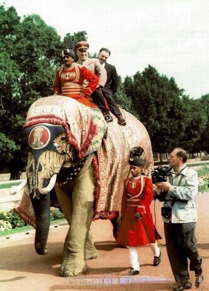 1957年，苏联元帅朱可夫访问印度。