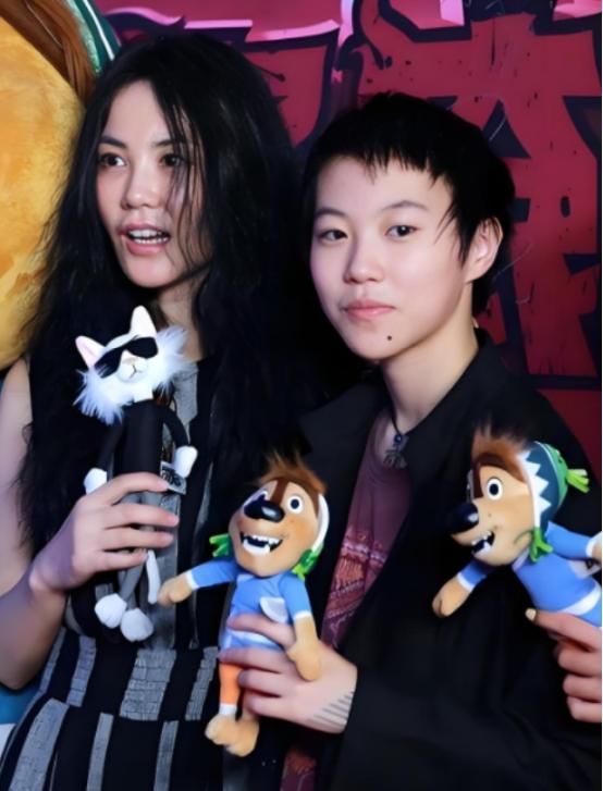 2005年，王菲怀孕4个月的时候，医生告诉她：“这个孩子有可能是兔唇”，李亚鹏问