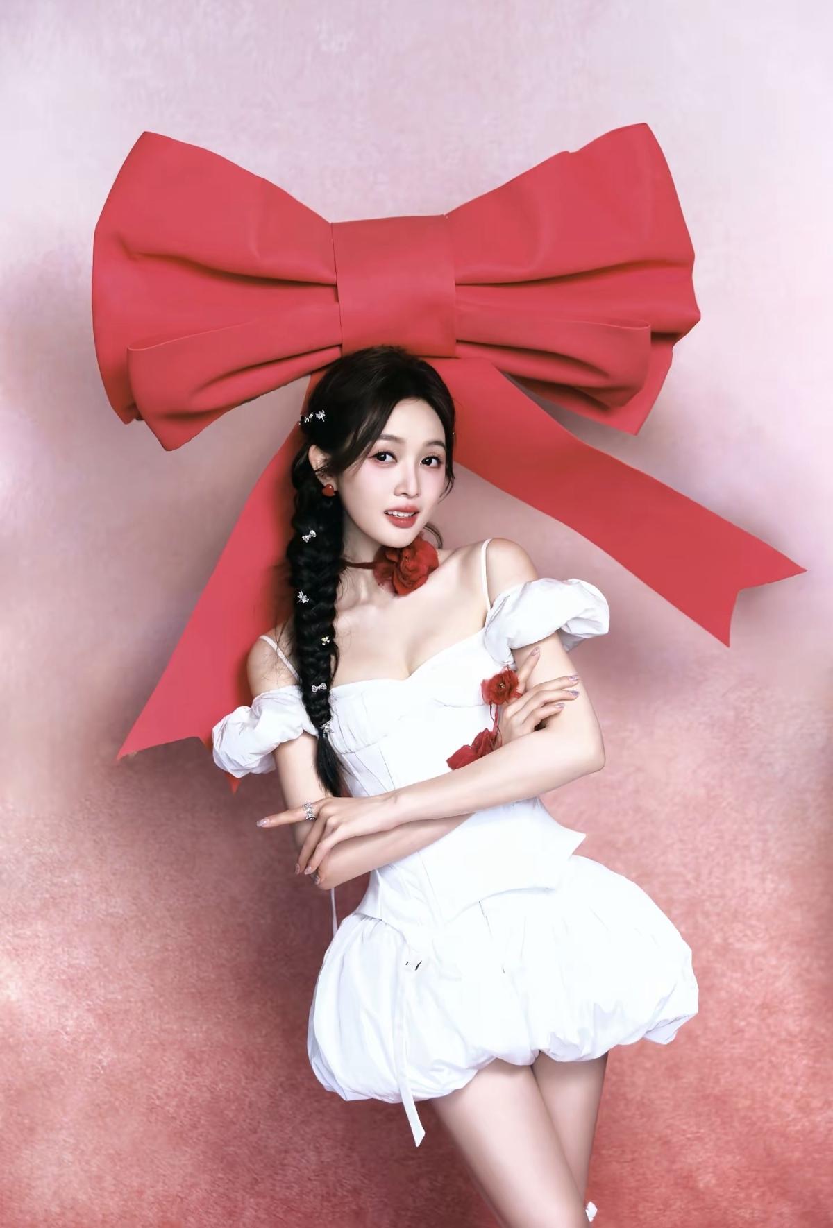 吴宣仪的舞台造型从不失手！巨型红蝴蝶结既是装饰也是气场加持，镜头感拉满，每一刻都