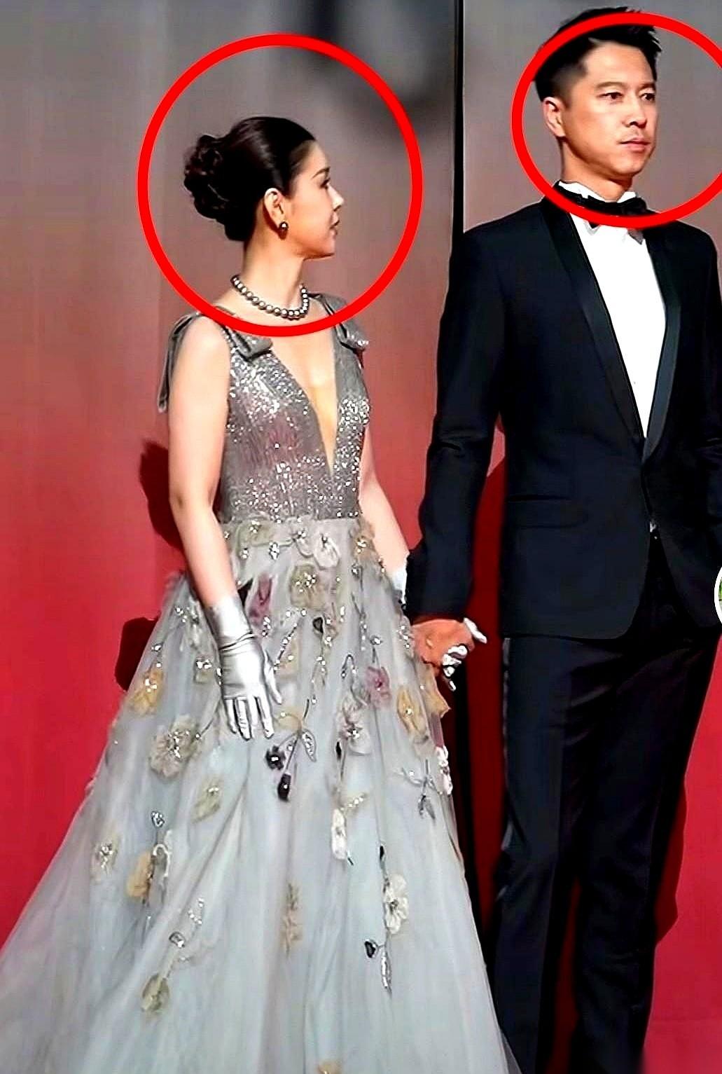 王雷一把夺下李小萌要脱的外套。那一瞬间，全场肯定都安静了。我敢打赌，他脑子绝