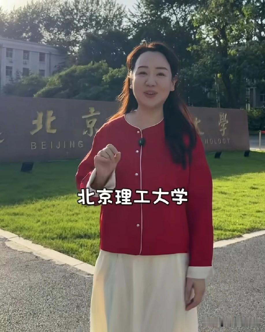 关凌路过母校北京理工大学想进去看看，结果被保安拦着不让进，让她哭笑不得。后面