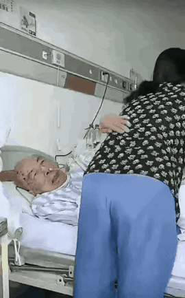 大爷还是大爷，躺着都动不了了，手还不老实躺在床上都要人服侍了，