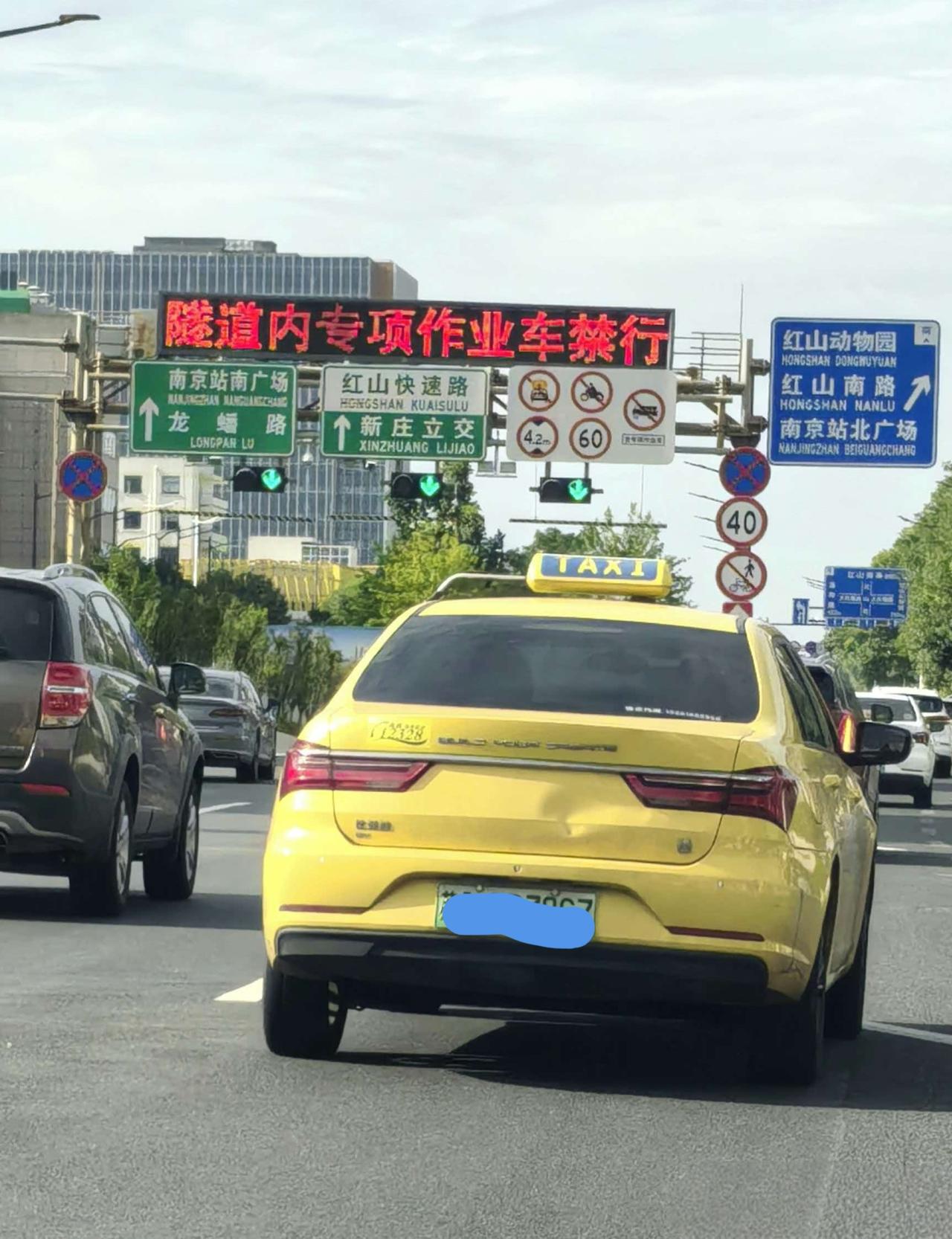 网上说不少电车的后部有着撞击的痕迹（凹陷），也不去做钣金或无痕修复，就这么满大街