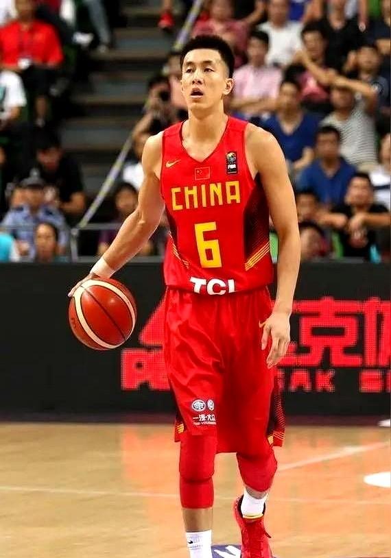 打内战差距不大后面提到男篮要进步得降薪，列出周琦、胡明轩等球员的高年薪，说他