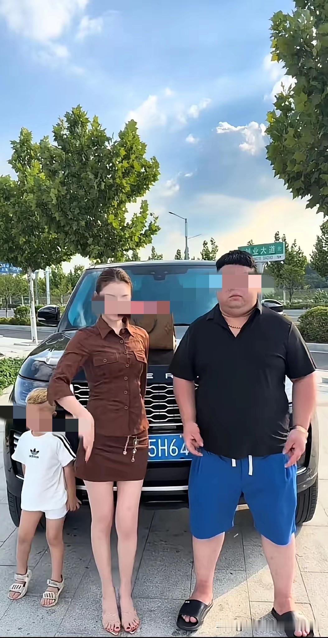 河南沁阳李公子，让老婆穿着超短裙，露着大长腿，拎着价值两万多的LV包包，和自己站