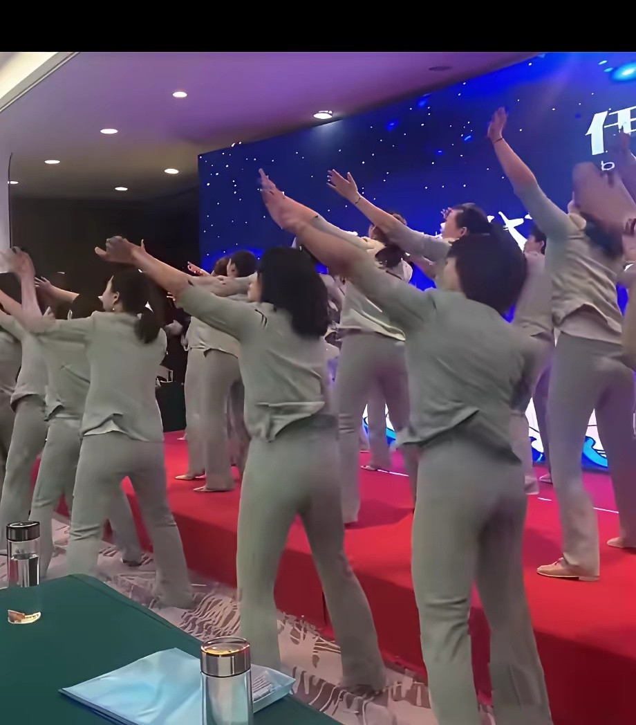 短发离异小西装，经济独立做微商。开口闭口几千万，一桌白菜豆腐汤。——这是某微商的