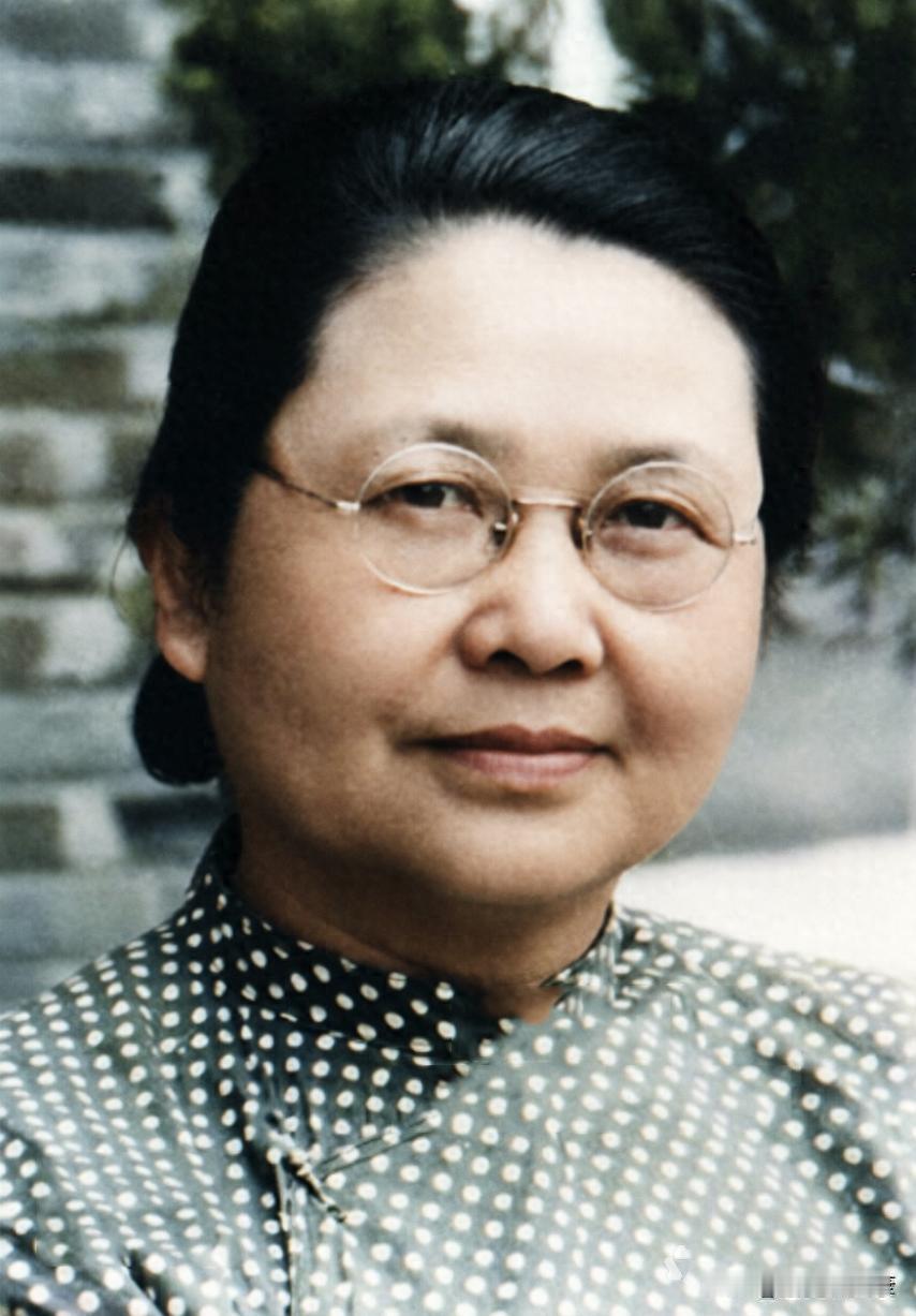 冯玉祥的老婆到底有多牛？新中国第一个女部长，儿子少将孙子中将很多人提起冯玉祥