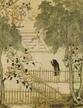 汉元帝带着一众嫔妃在虎圈看野兽搏斗。一头黑熊突然撞破围栏，直扑观众席。满场尖叫，