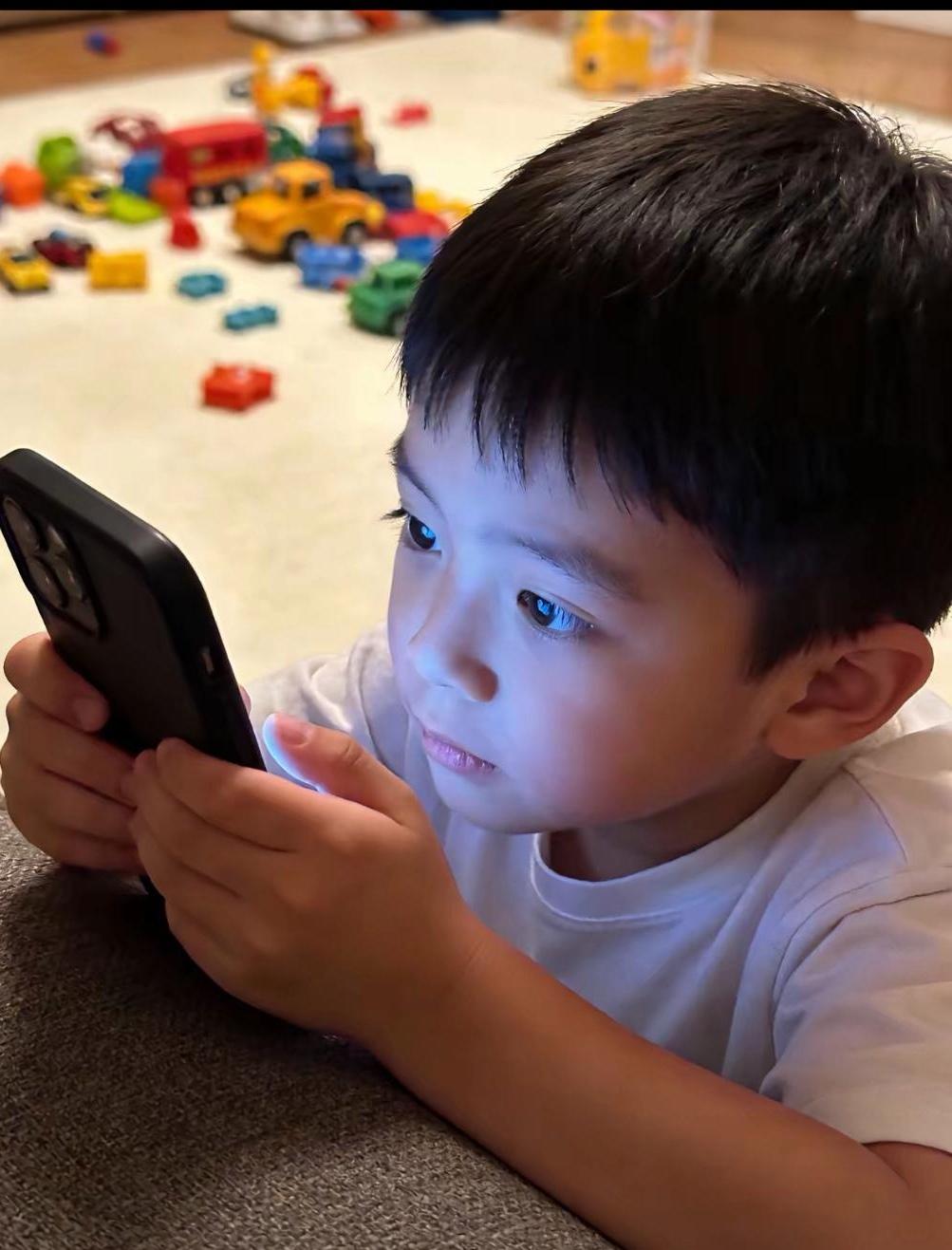 切记！别让手机毁了孩子一生我发现，如今的一些孩子整天沉迷于手机，玩物丧志，不