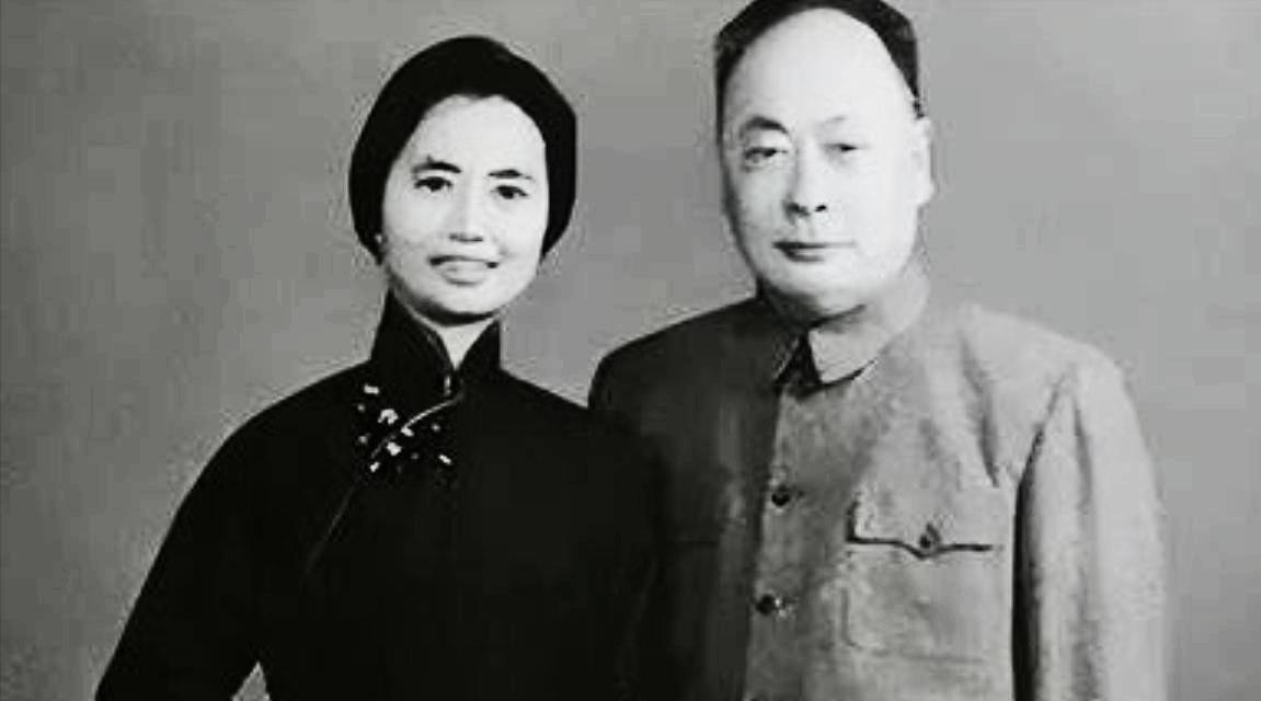 新中国成立后，很多外国元首带着夫人来中国访问了。为了“跟上国际外交形势“，担任外