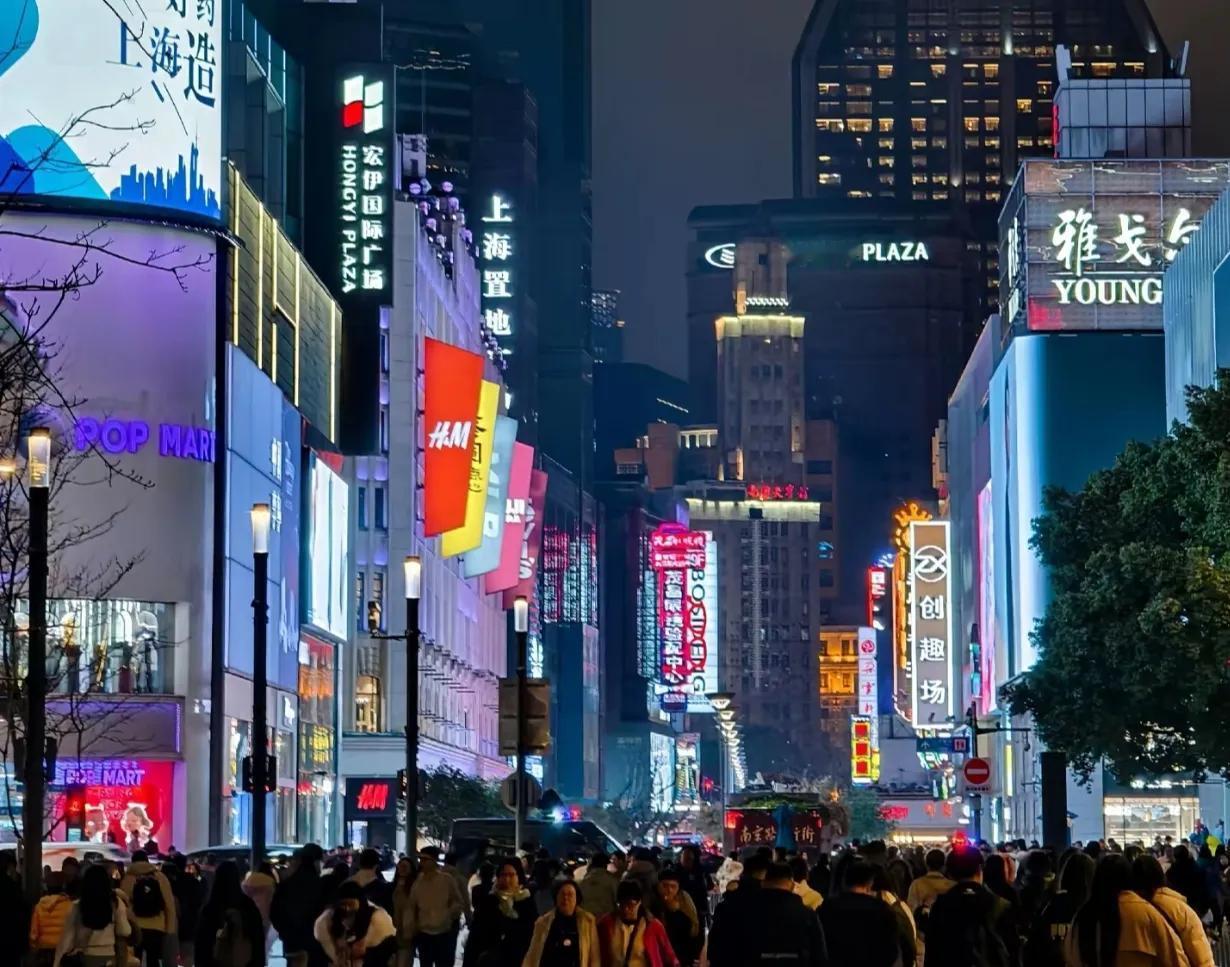 1978年美国人均GDP首次突破1万美元，GDP总量更是高达23516亿美元。而