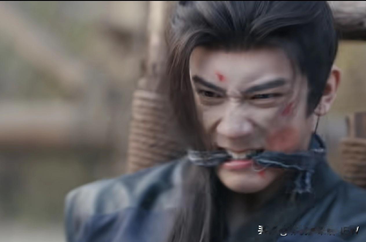 突然发现个槽点。随元青当时咬着嘴唇，不是被满仓的布条勒到了，应该是怕布条掉下来