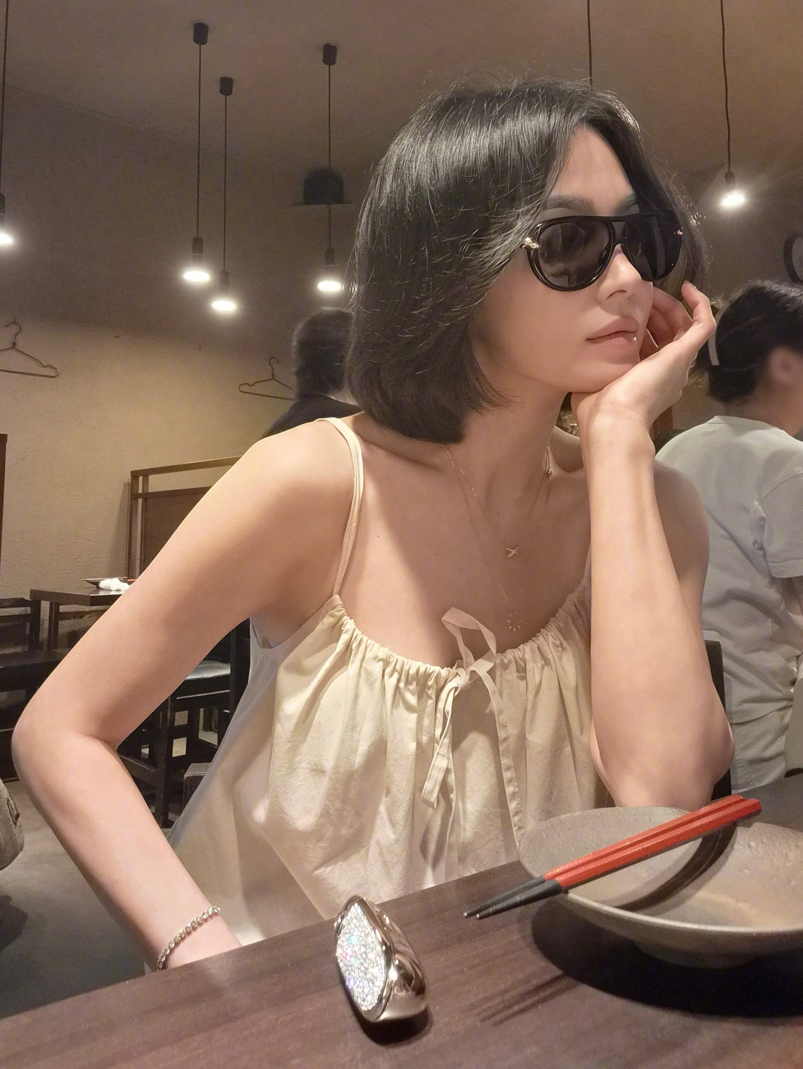 宋慧乔美美的度假🏖️照！佩戴CHAUMET项链，用的娇兰口红💄！肩背韩国品