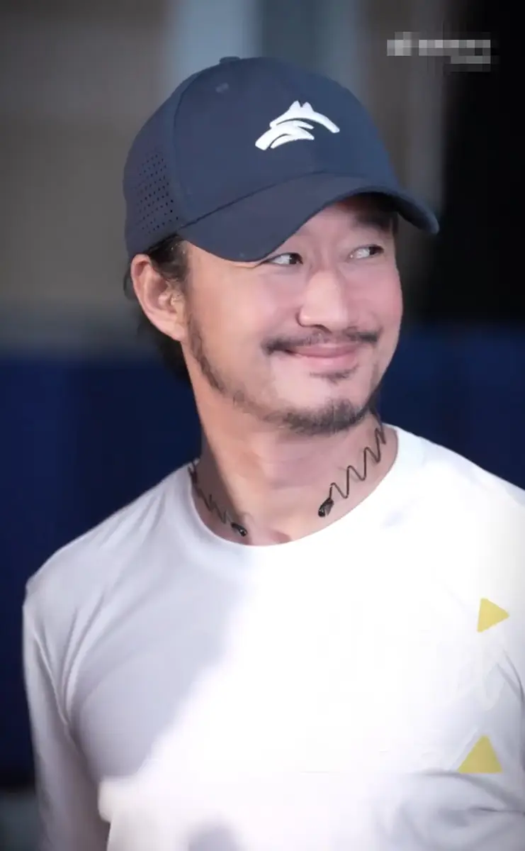51岁吴京近照曝光！戴耳钉增添痞帅感，被调侃“老来俏”