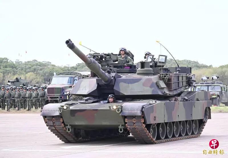 “破烂终于到了！”4月26日晚，夜色笼罩下的台北港一片忙碌，台军向美国采购